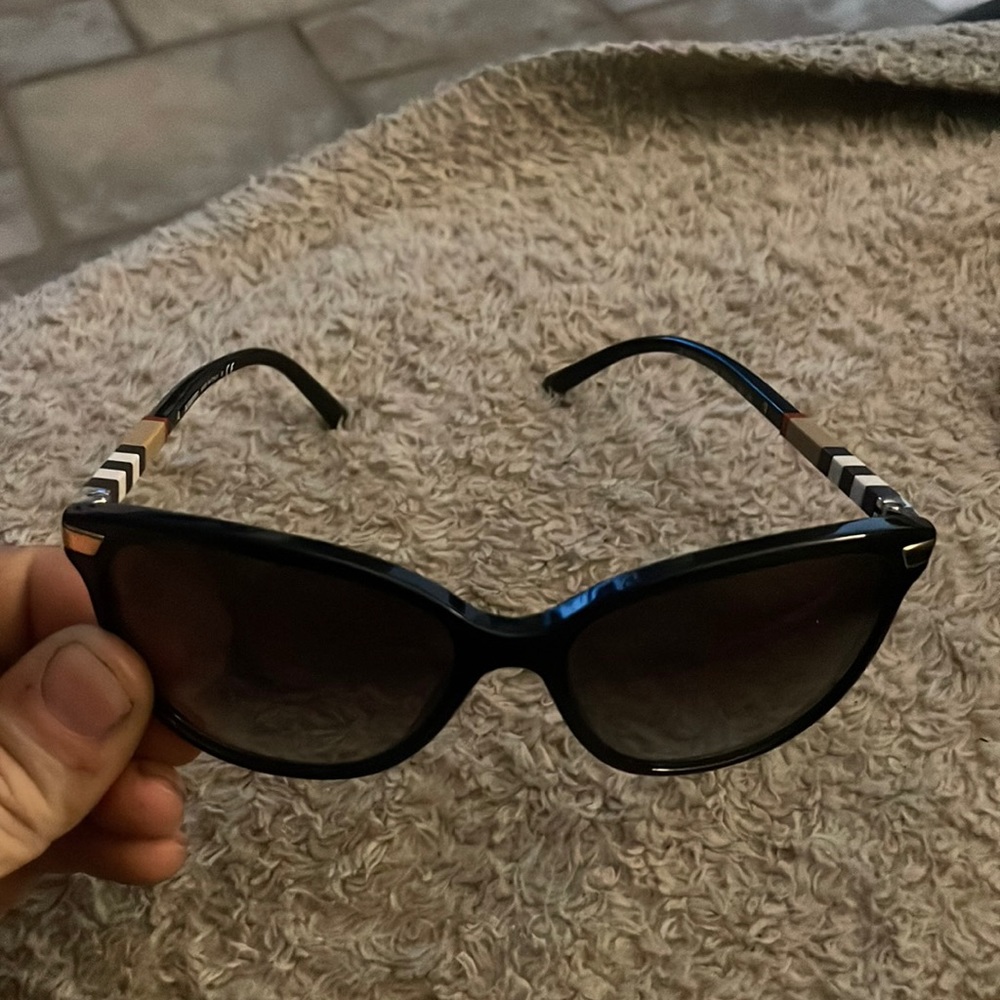 Burberry sunglasses (Like New)